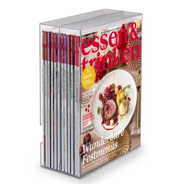 Ein transparentes Zeitschriftenregal mit mehreren Ausgaben der Zeitschrift "essen & trinken", die vorne sichtbar ist.